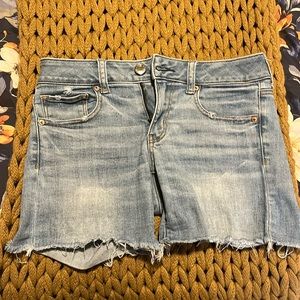Women’s American Eagle Super Super Stretch Midi Size 4 light blue jeans shorts.